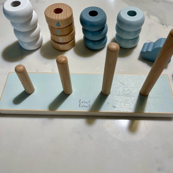 Wood stacking and sorting toy - Picture 2 of 7